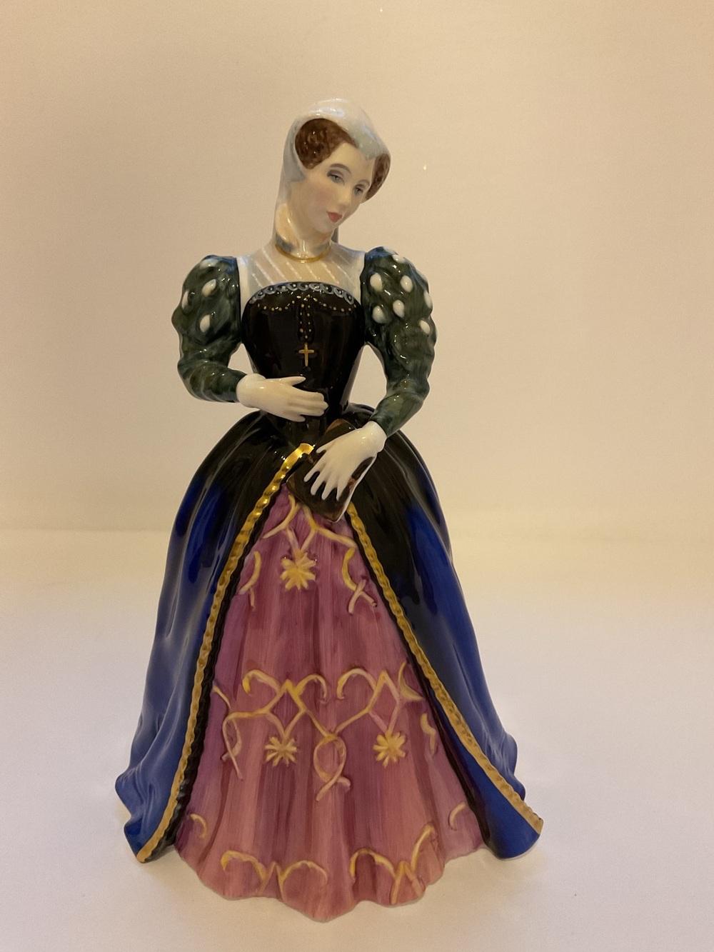 Royal Doulton Mary Queen of the Realm limited edition # 2054 Porcelain Victorian